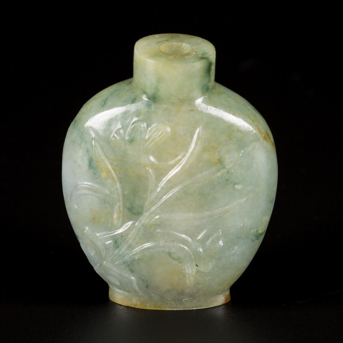A jadeite snuff bottle with peach and flower decor, China, 1st half 20th century&hellip;