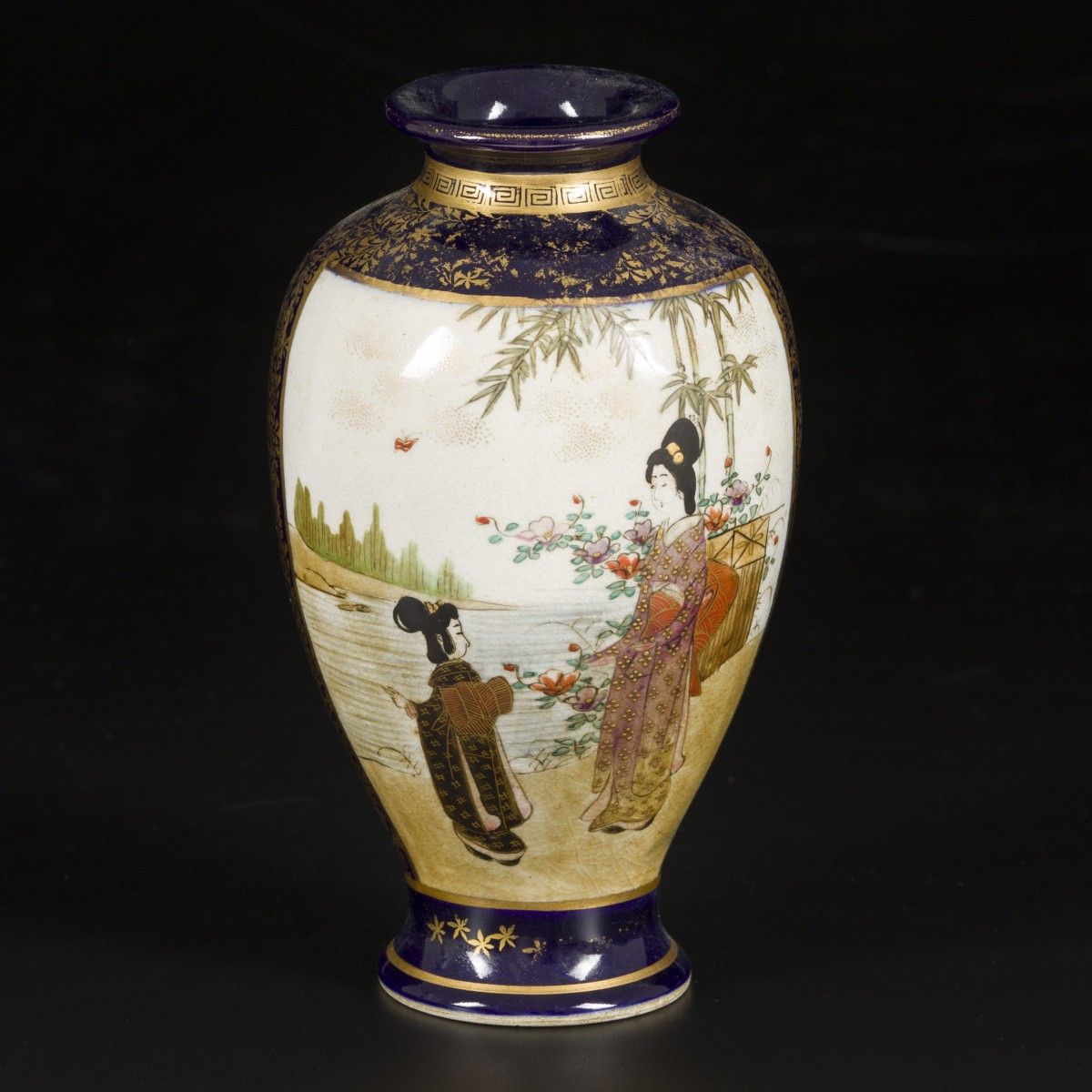 A vase in Satsuma earthenware decorated with Japanese figures, Japan, late Meji &hellip;