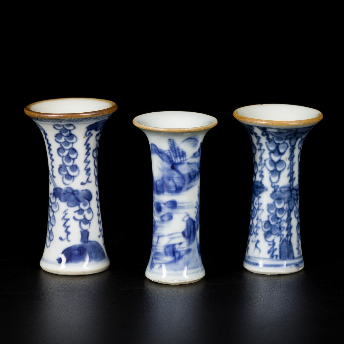 A lot comprising (3) porcelain vases, China, 18th century. Dim. 8,5 x 4,5 cm. St&hellip;