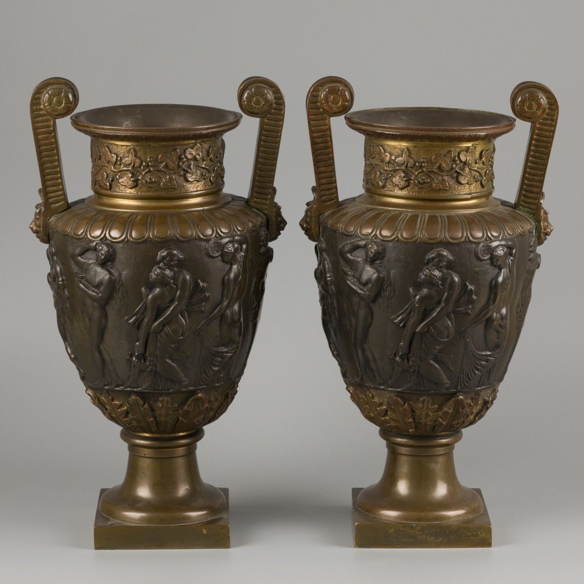 A set of (2) bronze Medici-style vases, Italië, ca. 1900. 边缘有葡萄花环，器身有Bacchanti，安&hellip;