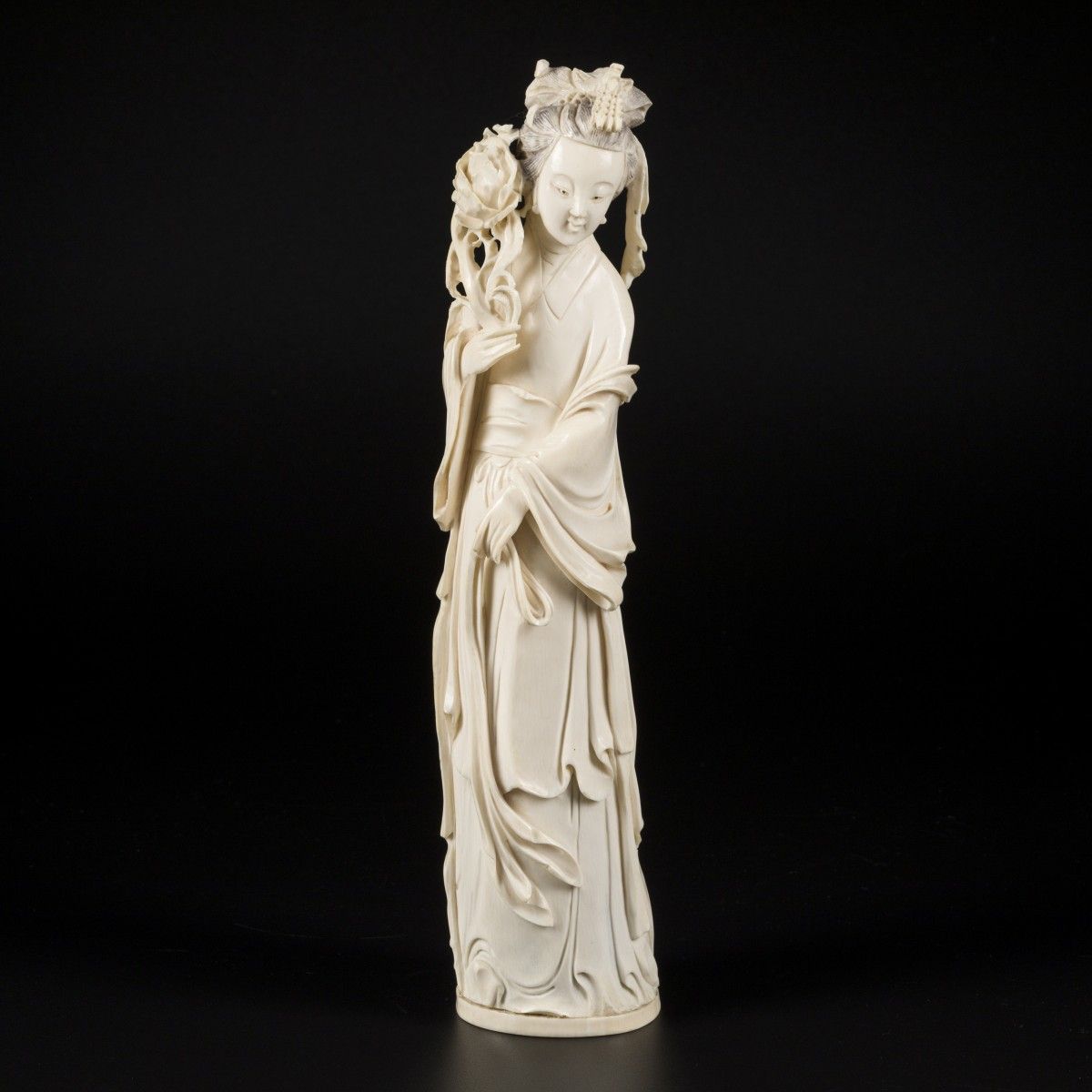 An ivory sculpture of a Chinese lady, China, 1st half 20th century. Meas. 31 x 6&hellip;