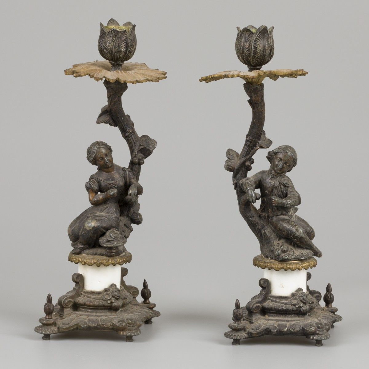 A set of (2) bronze candles, France, late 19th century. Lo stelo a forma di pian&hellip;