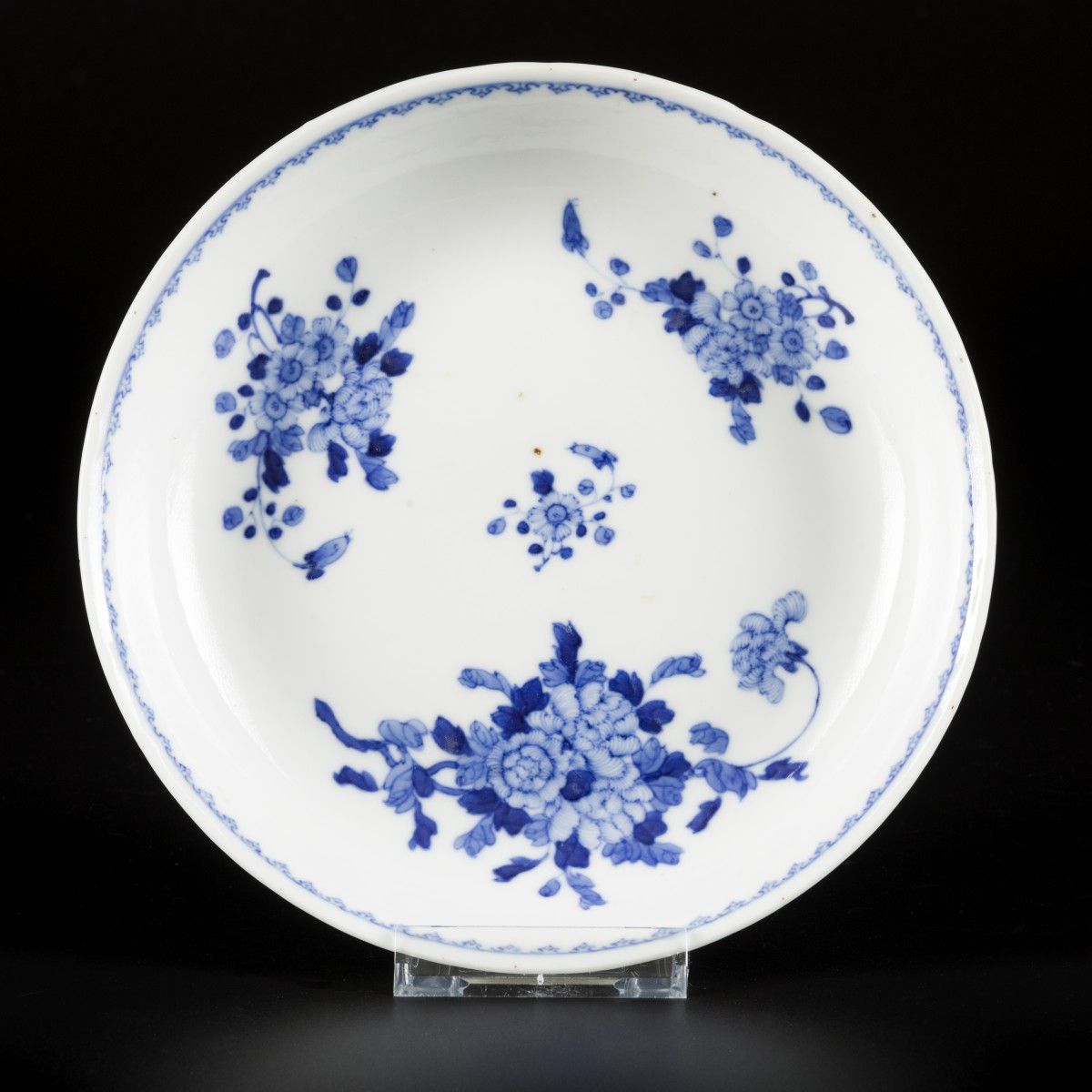 A porcelain plate decorated with flowers, marked in period, China, Tongzhi. 直径19&hellip;