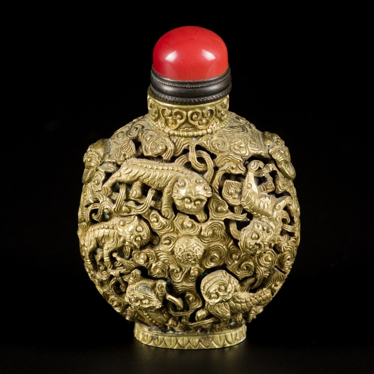 A bronze snuff bottle with movable Qiling decor, China, 19th century. H. 8 cm. E&hellip;