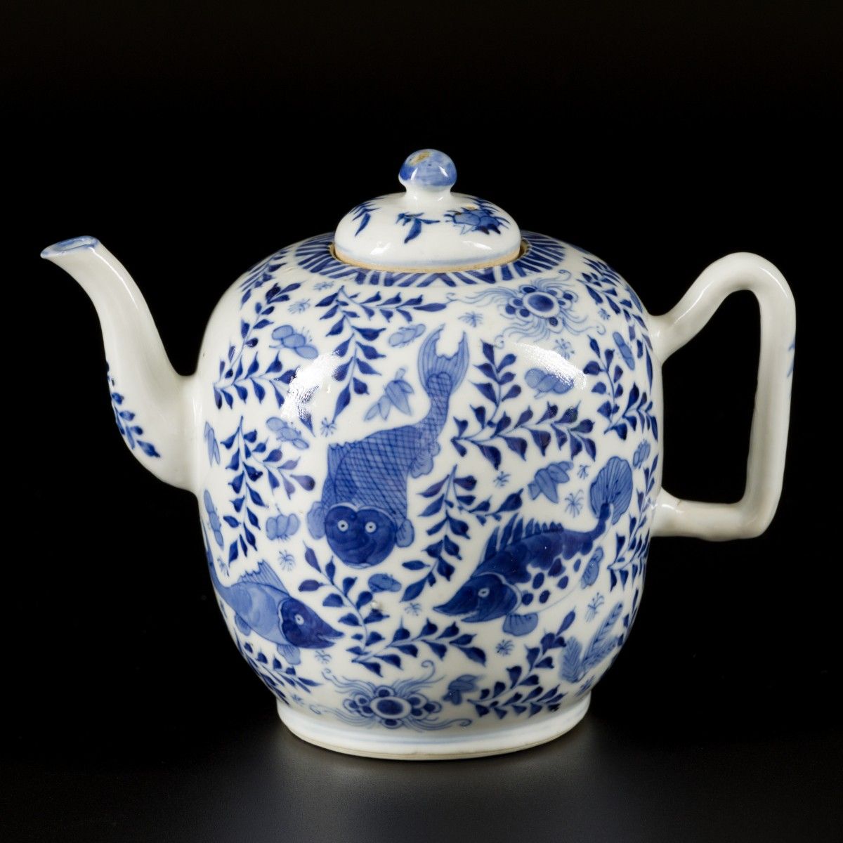 A porcelain teapot with carp decor, China, 19th century. Dim. 15 x 17 cm. Estima&hellip;