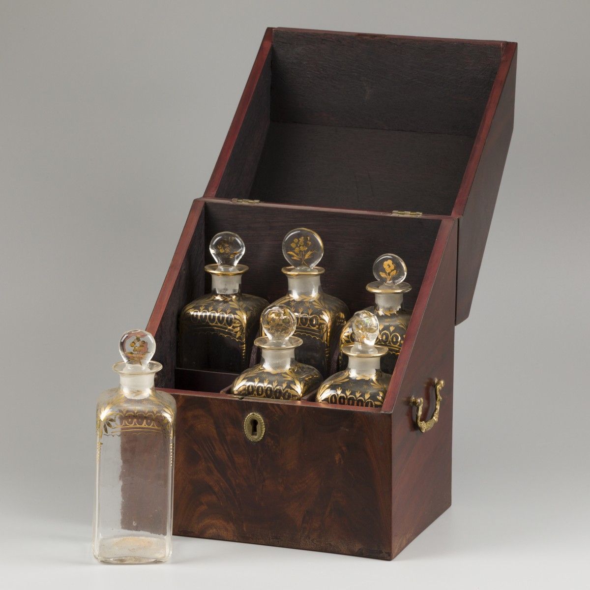 A mahogany veneered liquor cabinet with six flasks, eind 19e eeuw. The flasks wi&hellip;