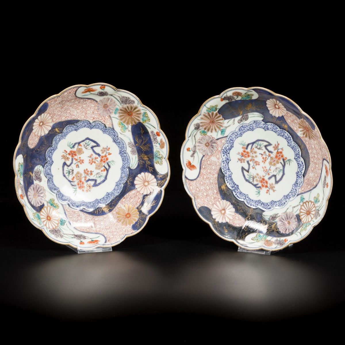 A set of (2) porcelain Imari plates with lobed outer edge, Japan, 18th century. &hellip;