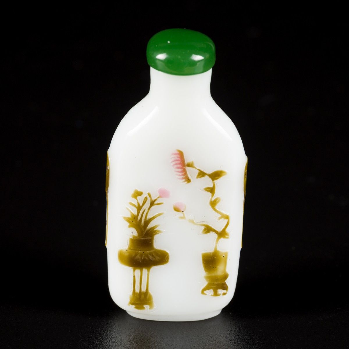 A glass snuff bottle decorated with antiques and cranes, China, 19th century. H.&hellip;