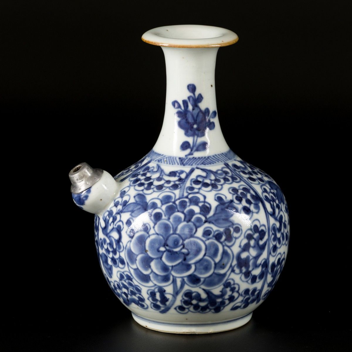 A porcelain kendi with floral decoration, China, 18th century. Dim. 19 x 15 cm. &hellip;