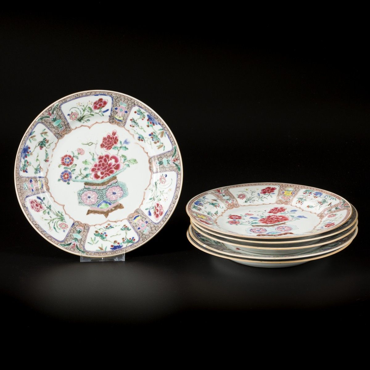 A set of (6) porcelain plates with floral decoration, China, 18th century. Diamè&hellip;
