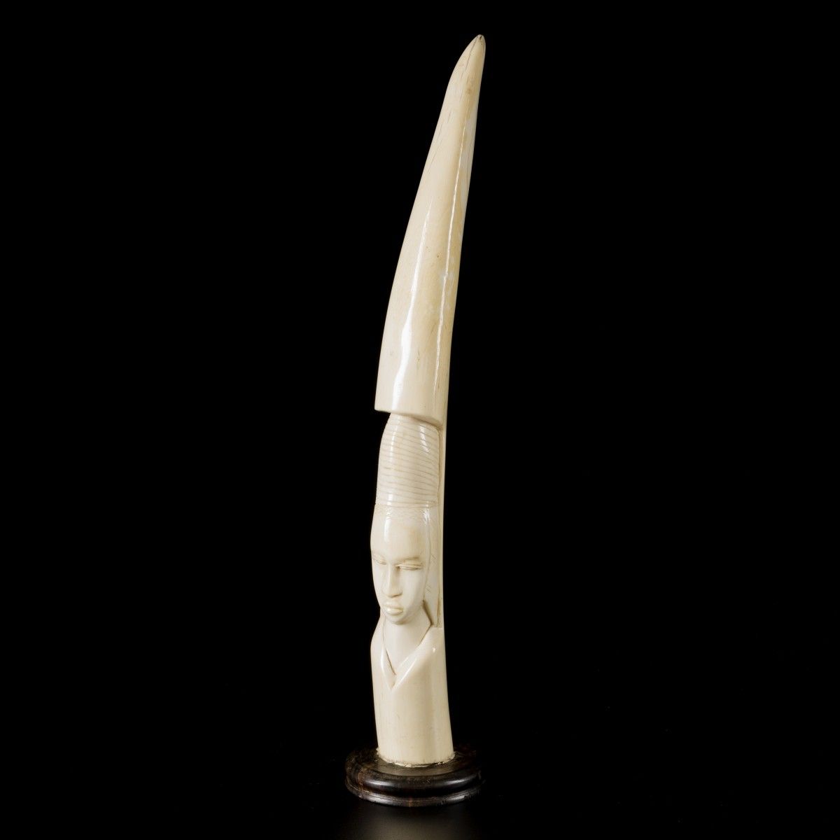 An ivory carved tooth, D.R Congo, 1930. 尺寸。50 x 5 cm.估计：100 - 200欧元。