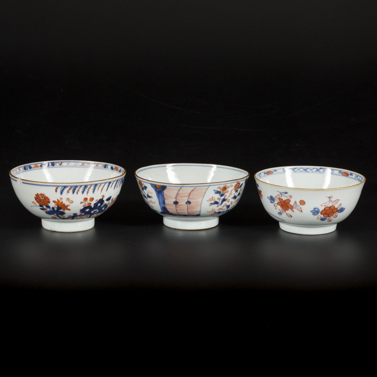 A lot of (3) porcelain bowls with Imari decoration, China, 18th century. Durchm.&hellip;