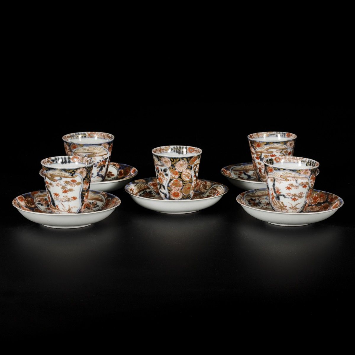 A set of (5) porcelain cups and saucers with Imari decor, Japan, 18th century. D&hellip;