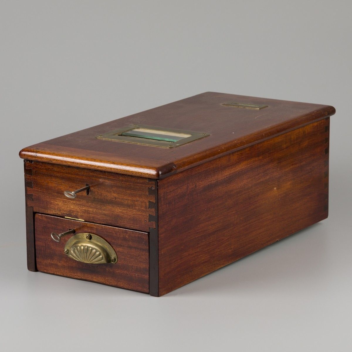 Een mahogany "G.H. Gledhill Ltd." cash till, late 19th century. With matching ke&hellip;