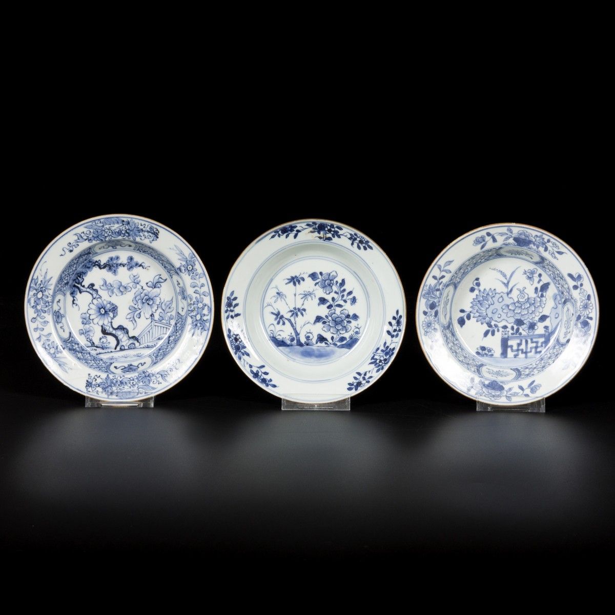 A lot comprising (3) porcelain plates with floral decoration, China, 18th centur&hellip;