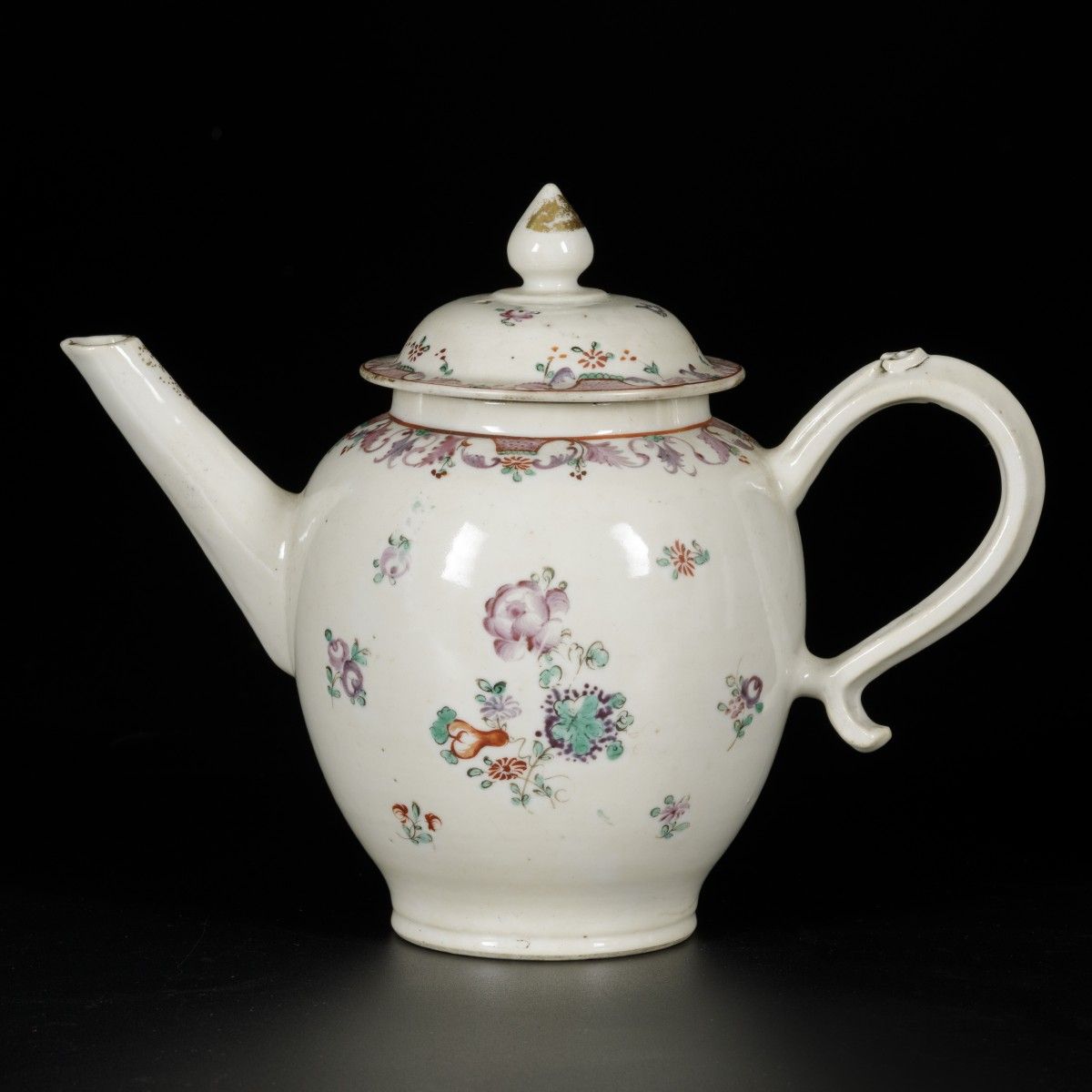 A porcelain teapot with Lowestoft decor, China, Qianglong. 20 x 23 cm. Estimatio&hellip;