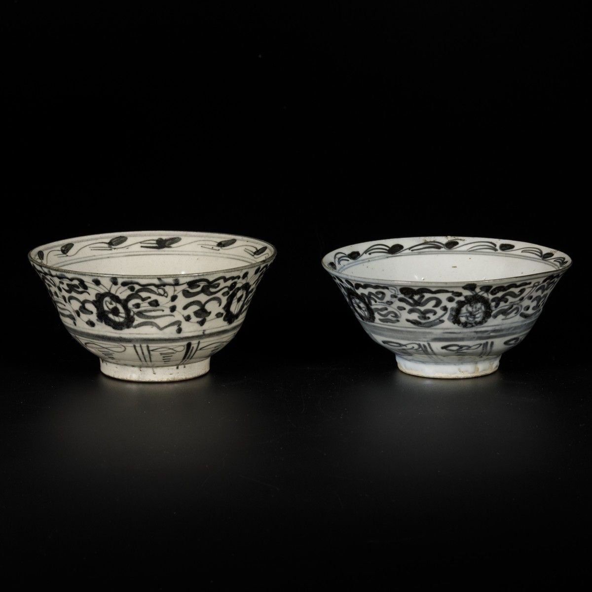 A lot of (2) Swatow bowls, China, 19th century. Diam. 16 cm. Estimation : 50 - 1&hellip;