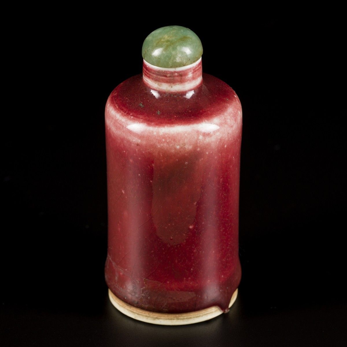 A porcelain sang de boeuf snuff bottle, China, 19th century. H. 9 cm. Estimación&hellip;