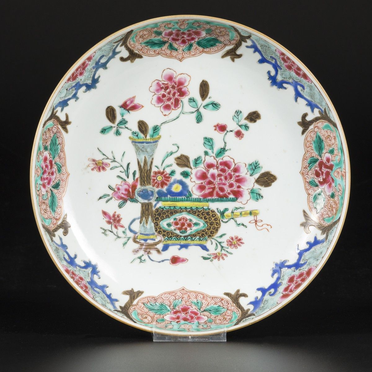 A porcelain dish with famille rose decor and café-au-lait back, China, Yongzheng&hellip;