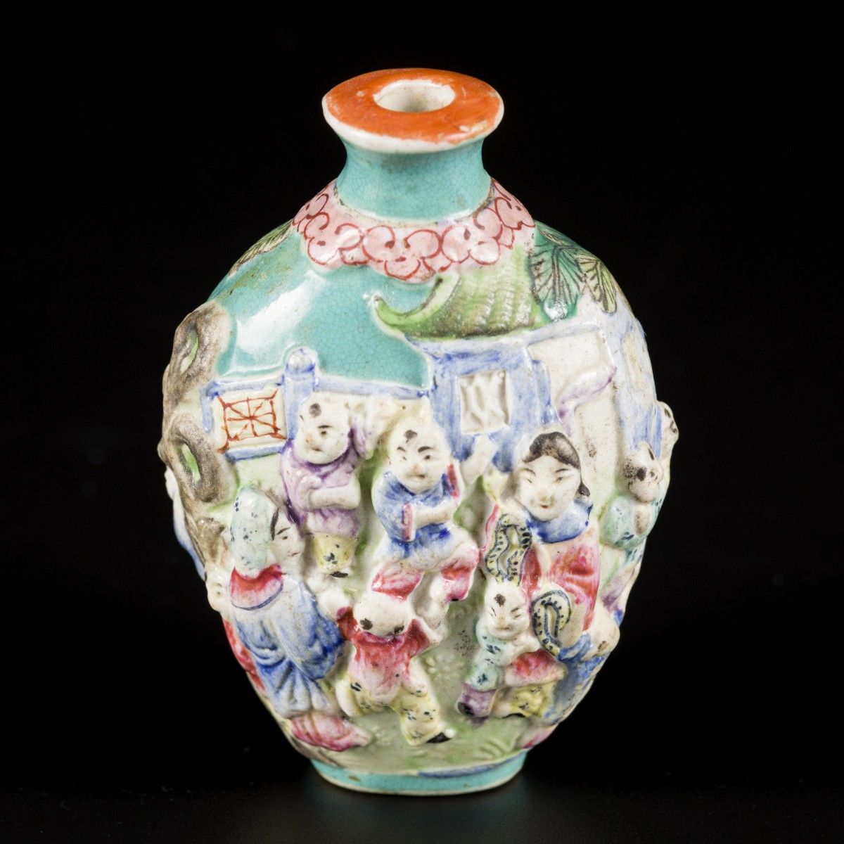 A porcelain famille rose snuff bottle decorated with 4 concubines and 16 childre&hellip;
