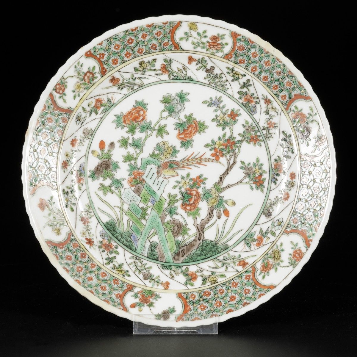A porcelain plate with famille verte decor, China, 19th century. 直径22.5厘米。边缘有修复过&hellip;