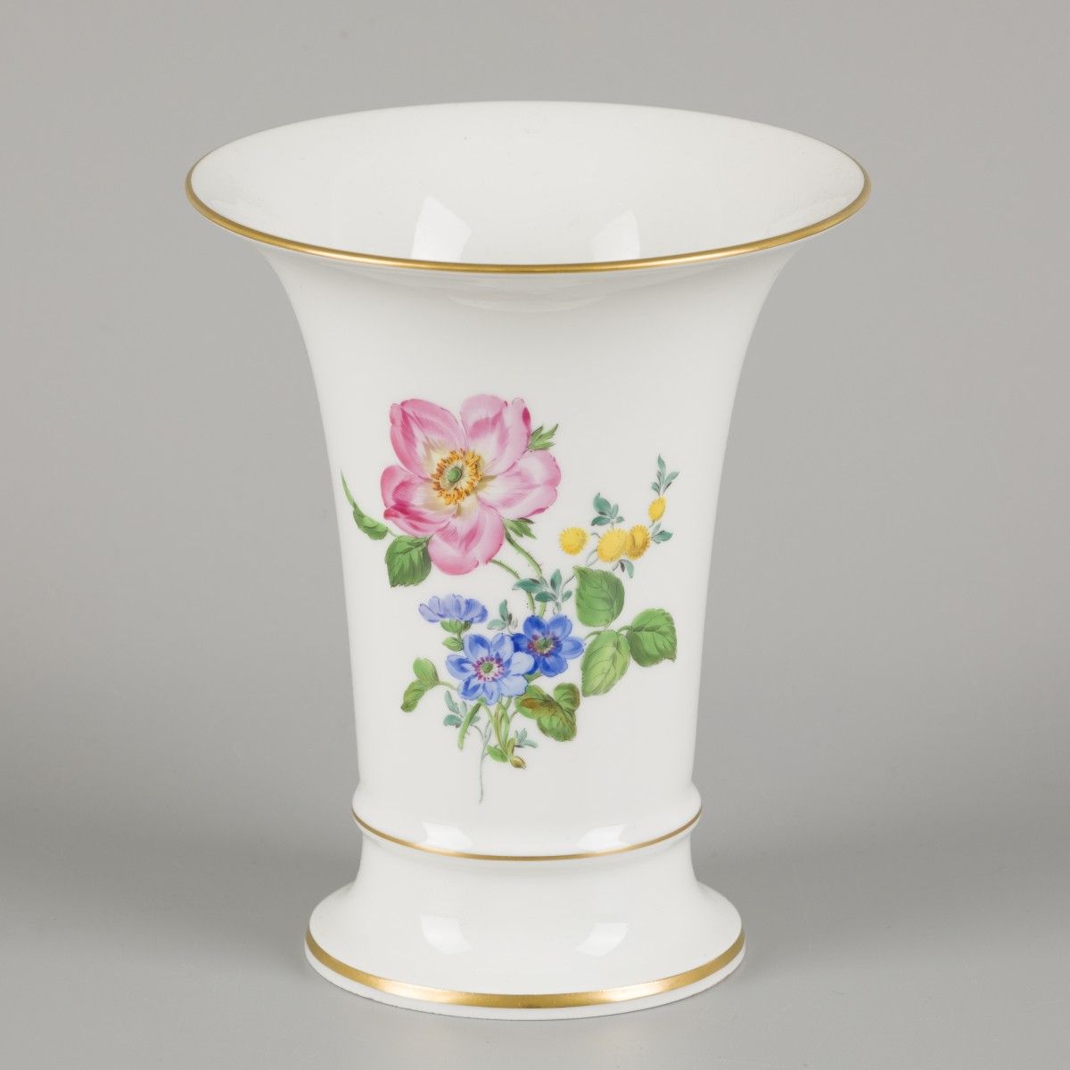 A porcelain beaker vase decorated with flowers. Meissen, late 20th century. Dim.&hellip;