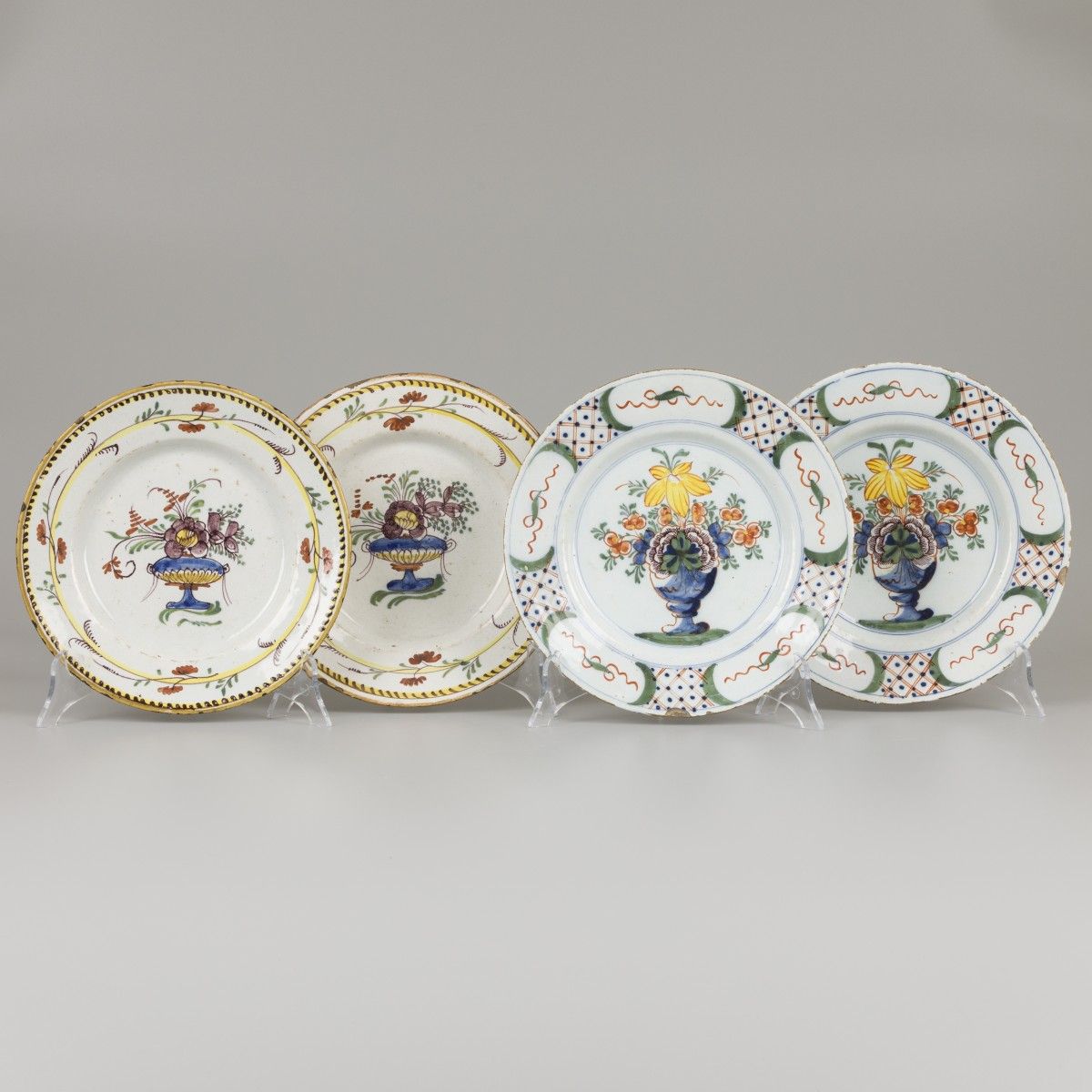 A lot of (4) earthenware plates with polychrome decor. Durchm. 22 cm. Beschädigu&hellip;