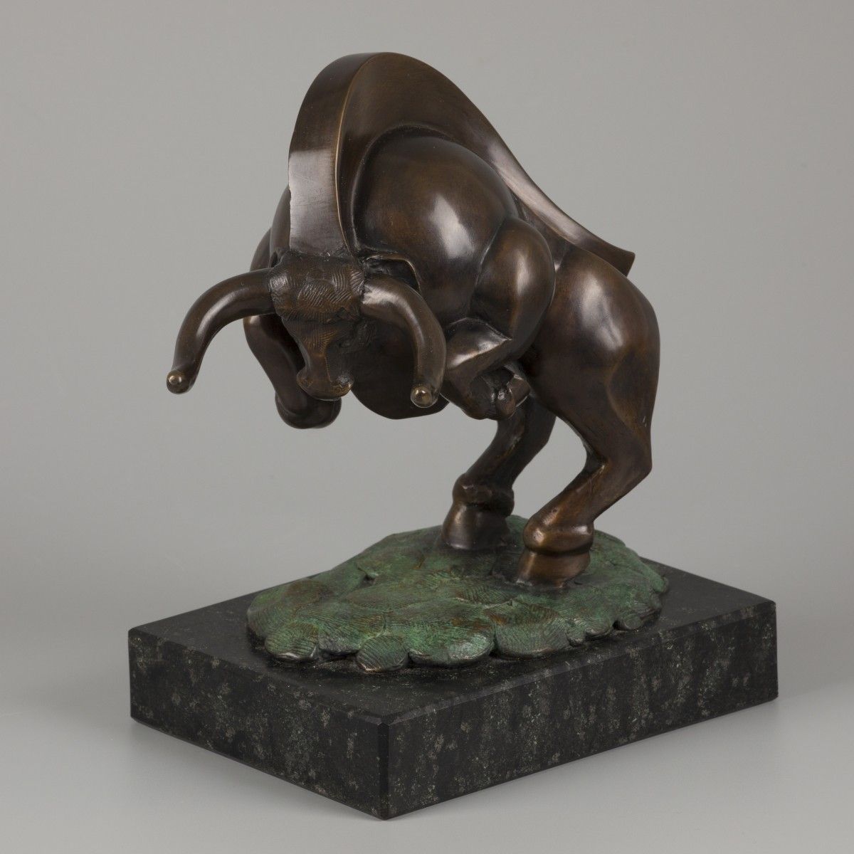 Frans van Straaten (B. Den Haag 1963), a bronze statuette of a bull on a marble &hellip;