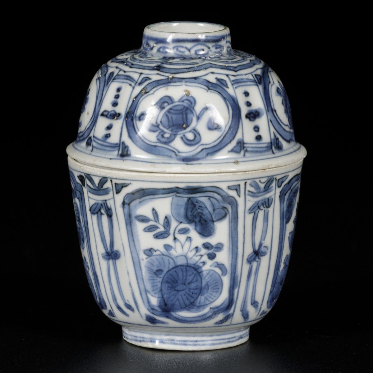 A porcelain lidded bowl with floral decor, China, Wanli. Abm. 10,5 x 8 cm. Haarl&hellip;
