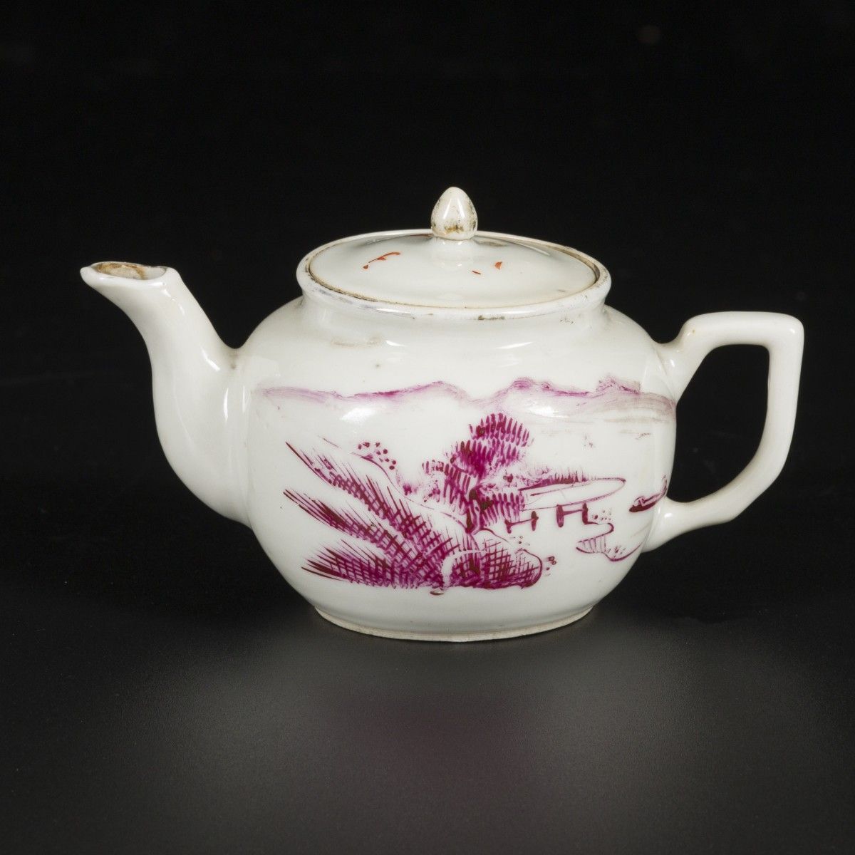 A porcelain teapot with Qianjiang Cai decoration, China, 19th century. Abm. 8 x &hellip;