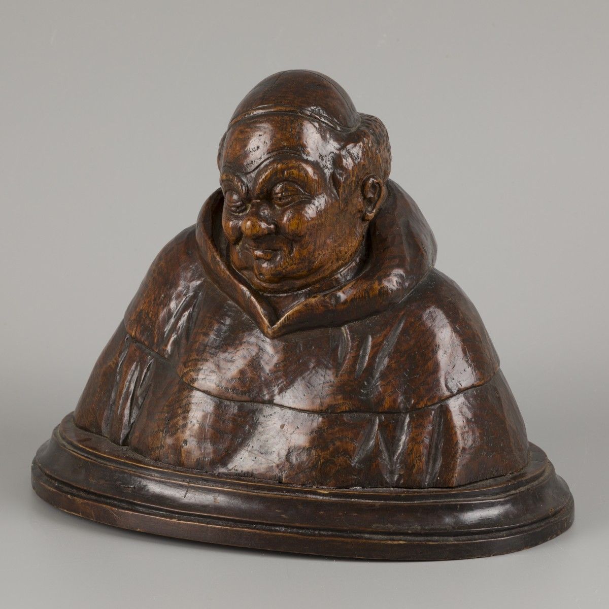 A wooden bust of a happy monk. 签名："F. Parpan"（背面）。高28厘米。估计：300 - 500欧元。