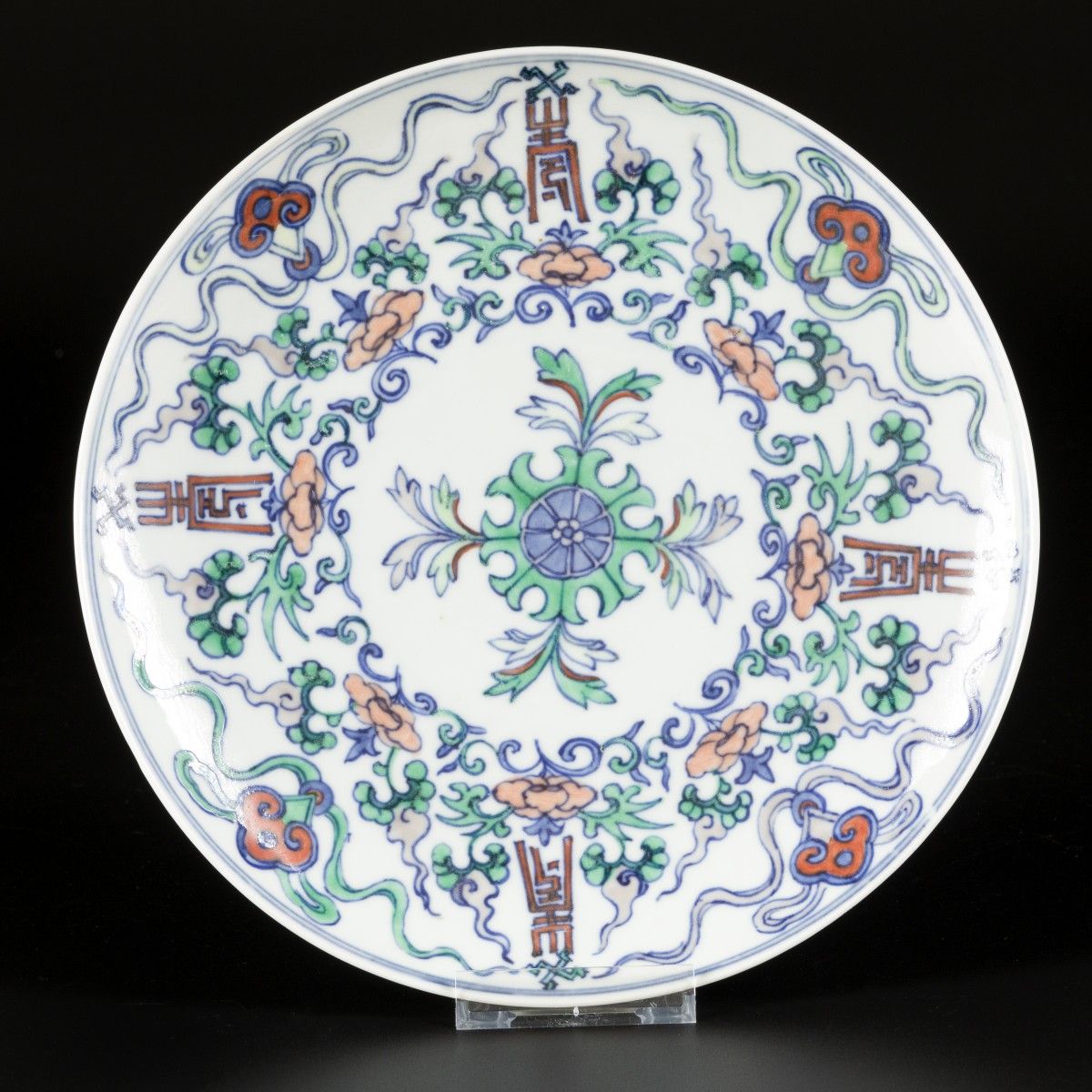 A porcelain doucai plate, marked Chenghua, China, 20th century. Stima: € 400 - €&hellip;