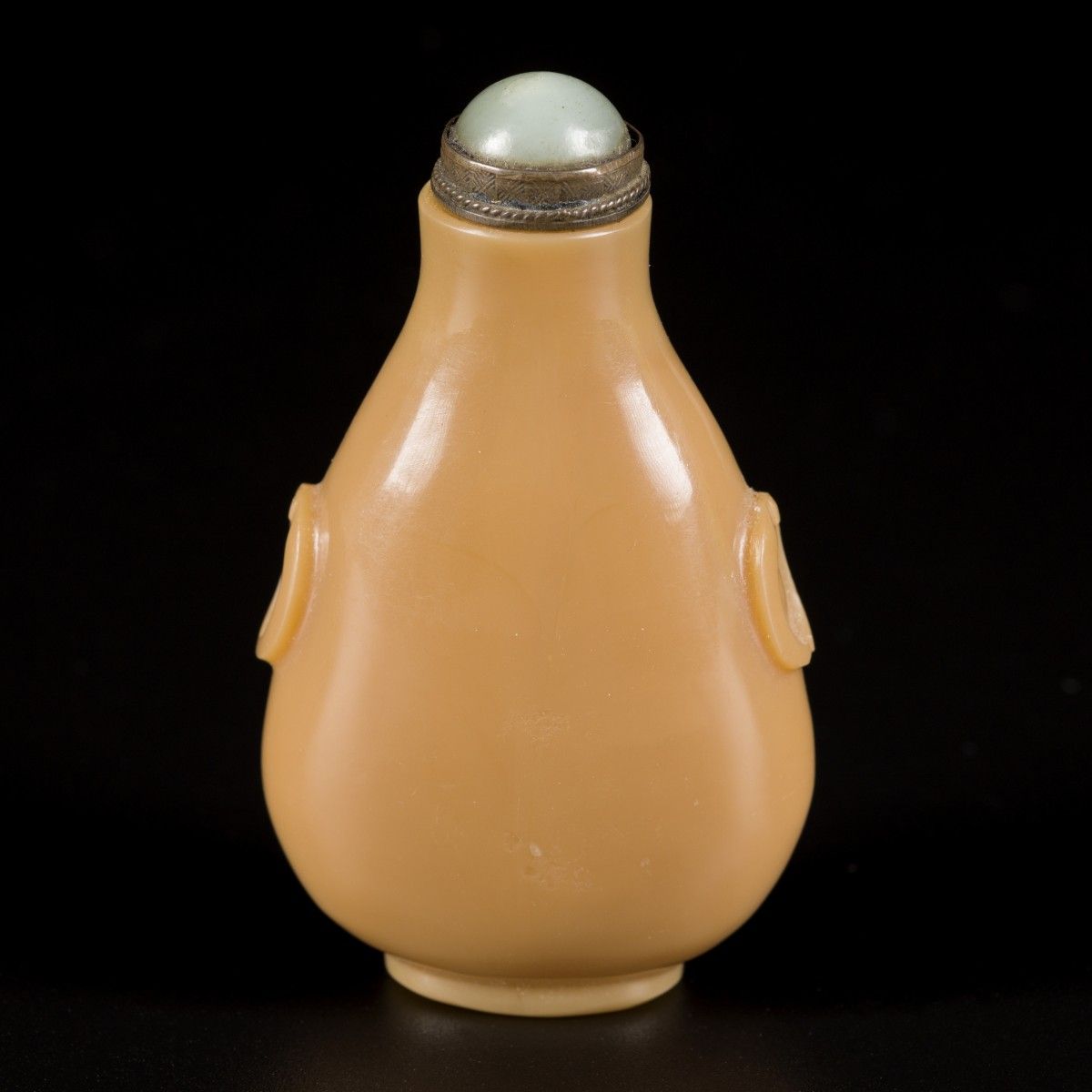 A brown glass snuff bottle, bottle shaped, China, 19th century. H. 7,5 cm. Estim&hellip;