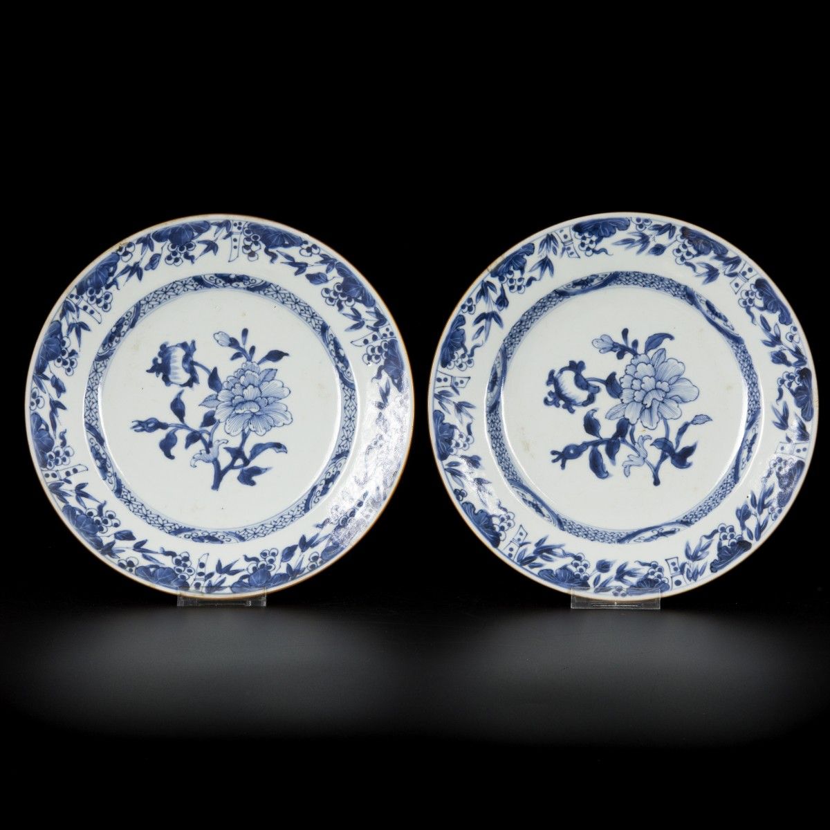 A set of (2) porcelain plates with floral decoration in the centre, and with gra&hellip;