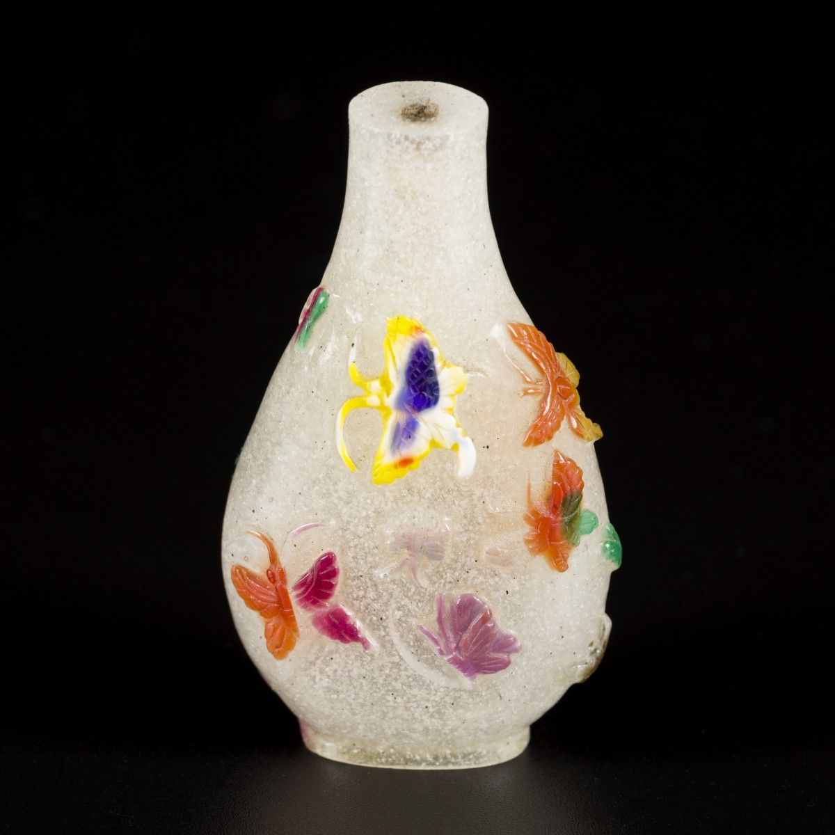 A glass snuff bottle decorated with butterflies, China, 19th century. H. 6,5 cm.&hellip;
