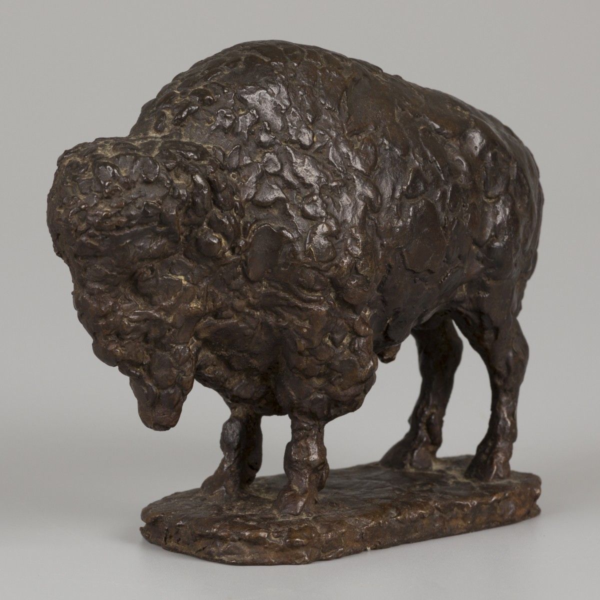 Pieter D'HONT (1917-1997), a bronze sculpture of a bison. Dim. 12,5 x 15 x 5,5 c&hellip;