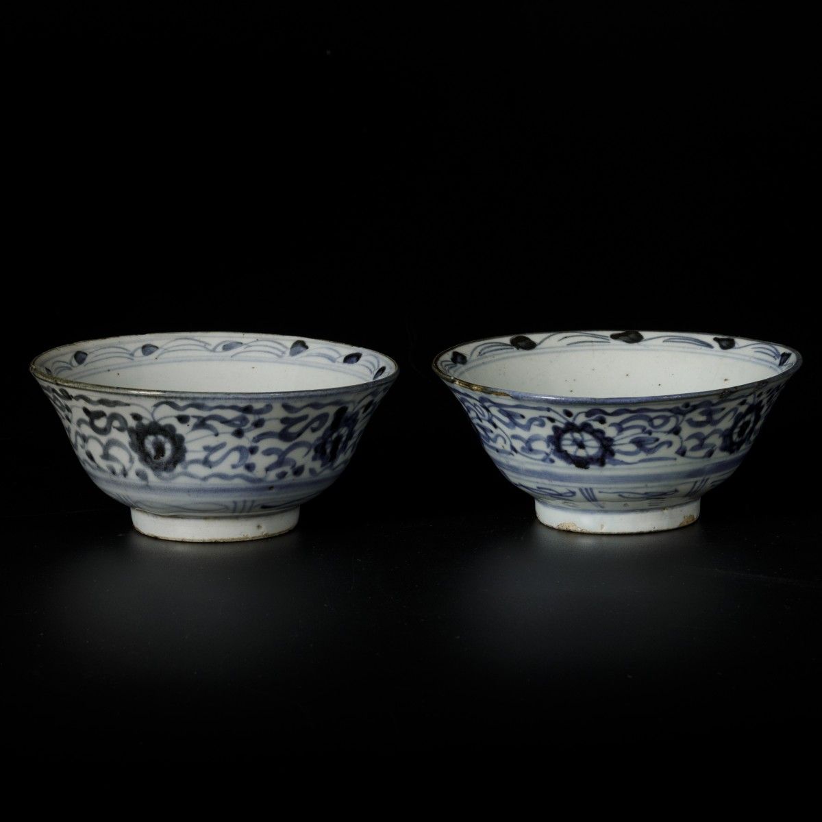 A lot of (2) Swatow bowls, China, 19th century. Diam. 16 cm. Éclats et traces de&hellip;