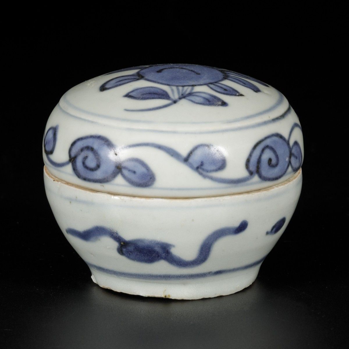 A porcelain lidded box with floral decor, China, Ming. Dim.7 x 9厘米。盖子内有碎片。估计：80 &hellip;