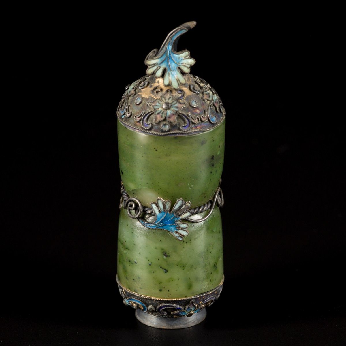 A spinach-jade and silver snuff bottle, China, 19th century. H. 9 cm. Schätzung:&hellip;