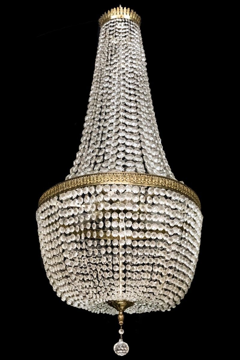 An Empire-style pocket chandelier, France, 20th century. 上面的部分有很多股玻璃吊坠围成一圈，下面的部分&hellip;