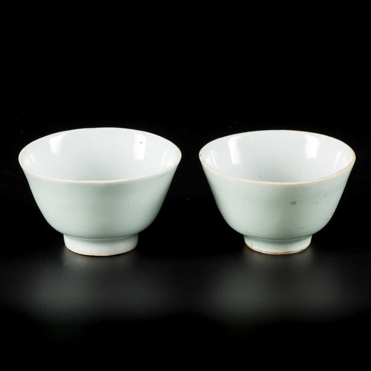 A set of (2) celadon bowls, China, 19th century. Abm. 6 x 9 cm. Haaransatz. Schä&hellip;