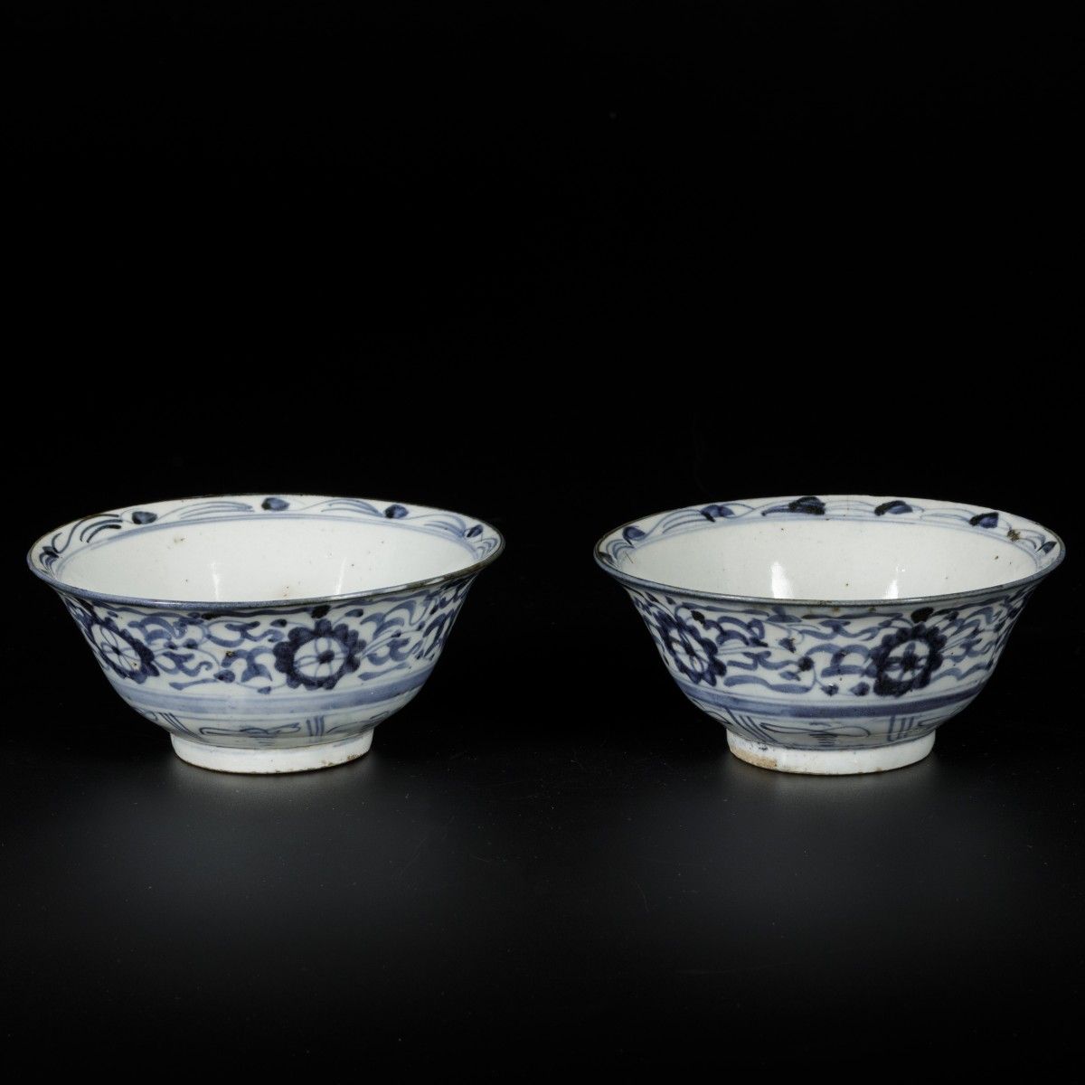 A lot of (2) Swatow bowls, China, 19th century. Diam. 16,5 cm. Éclats et traces &hellip;