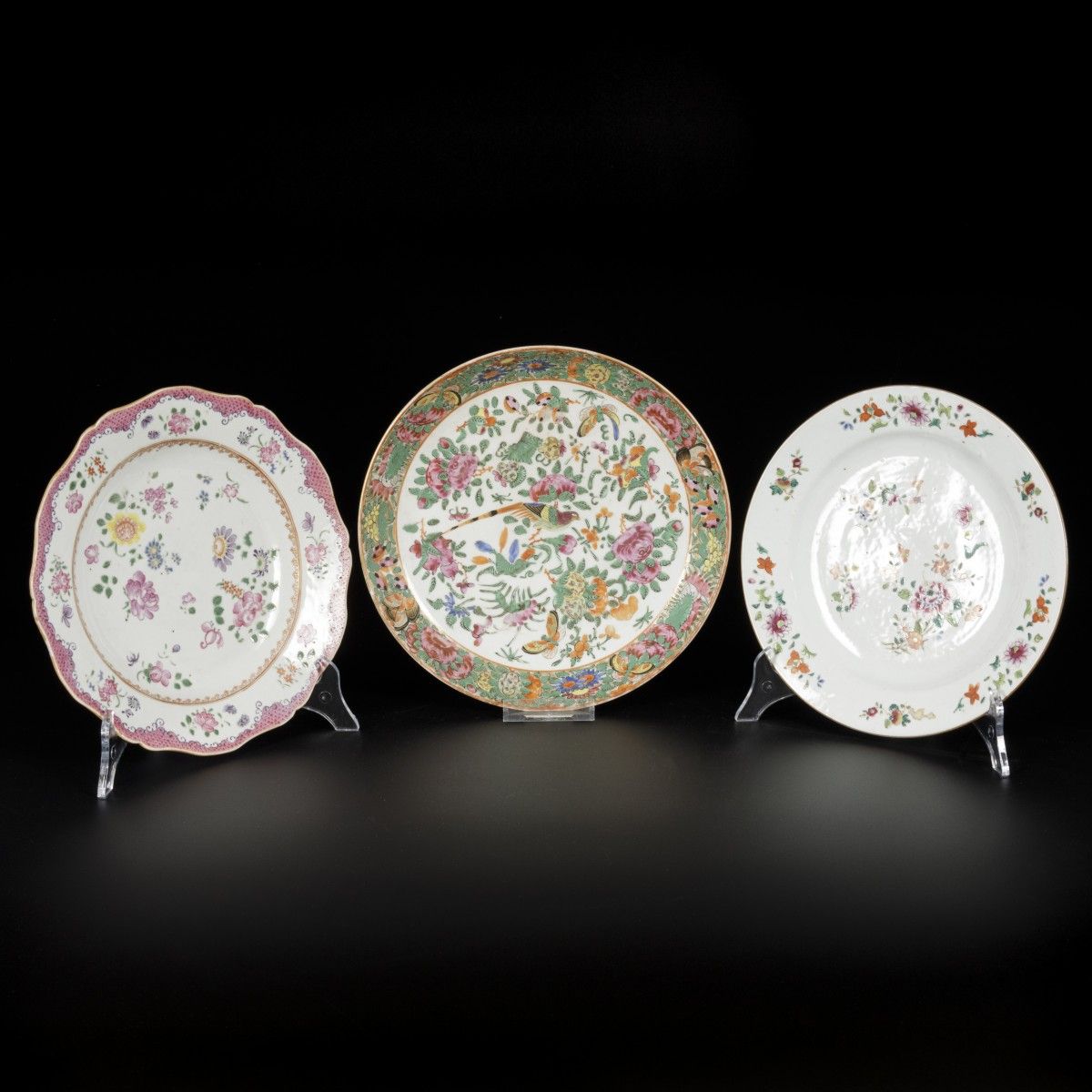 A lot of (3) porcelain plates with famille rose and Canton decor, China, 18th/19&hellip;