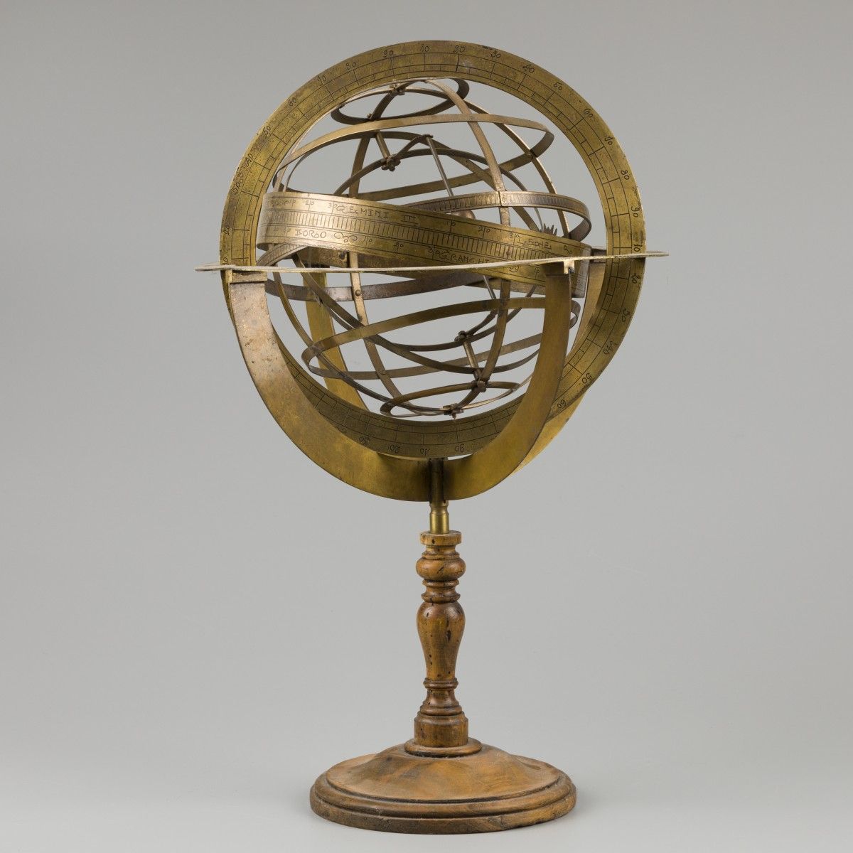 A brass spherical astrolabe/ armillary sphere / -globe, late 19th. C. Une sphère&hellip;