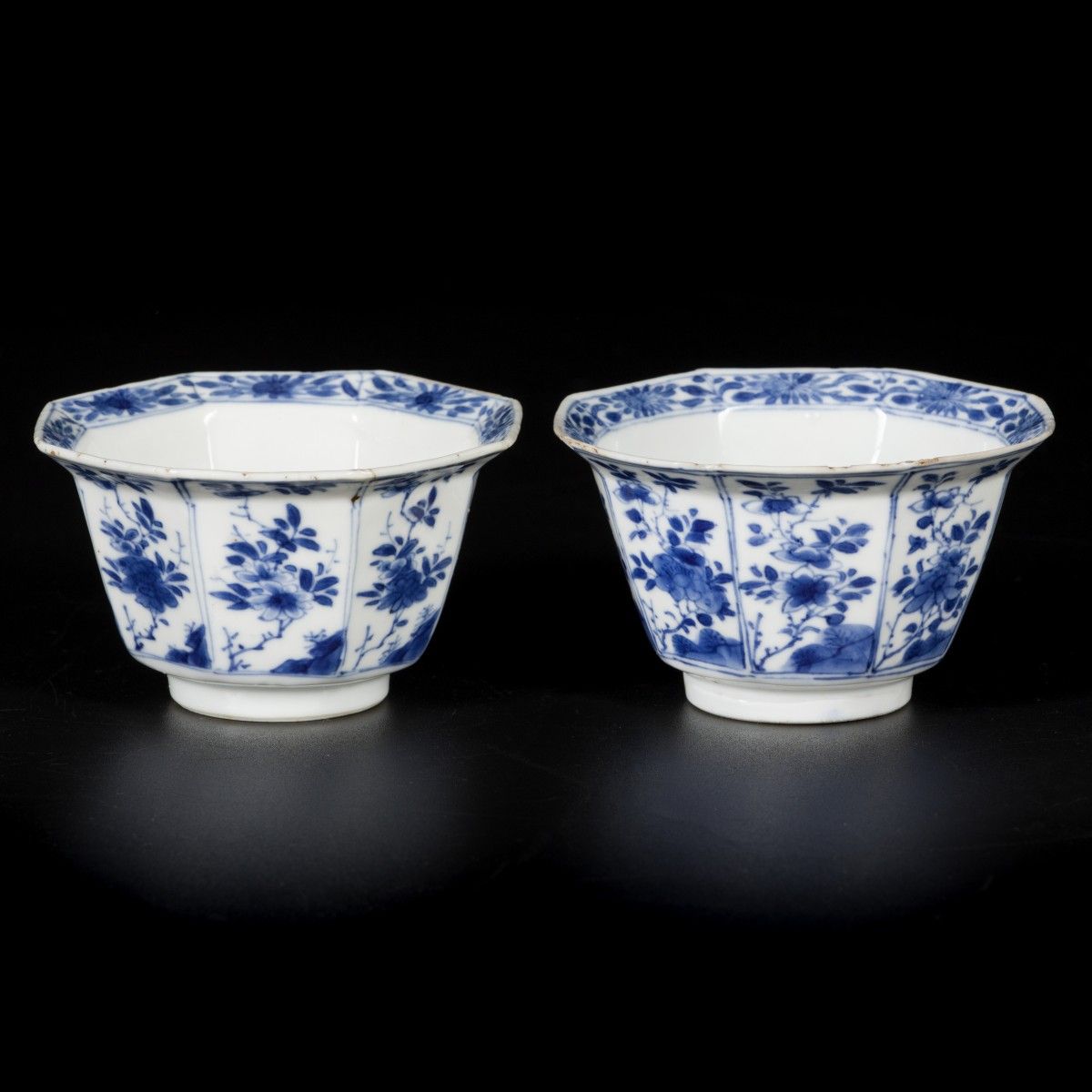 A set of (2) porcelain klapmuts bowls with floral decoration, angled model, Chin&hellip;