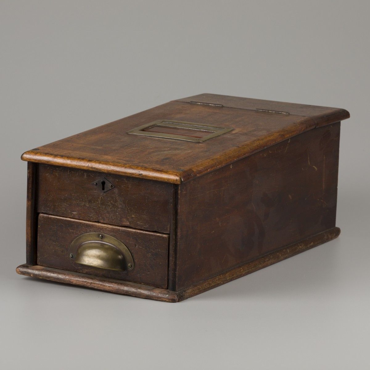 A hardwood cash till, late 19th century. Mit Glocke, Schlüssel fehlt. Maße: L: 4&hellip;
