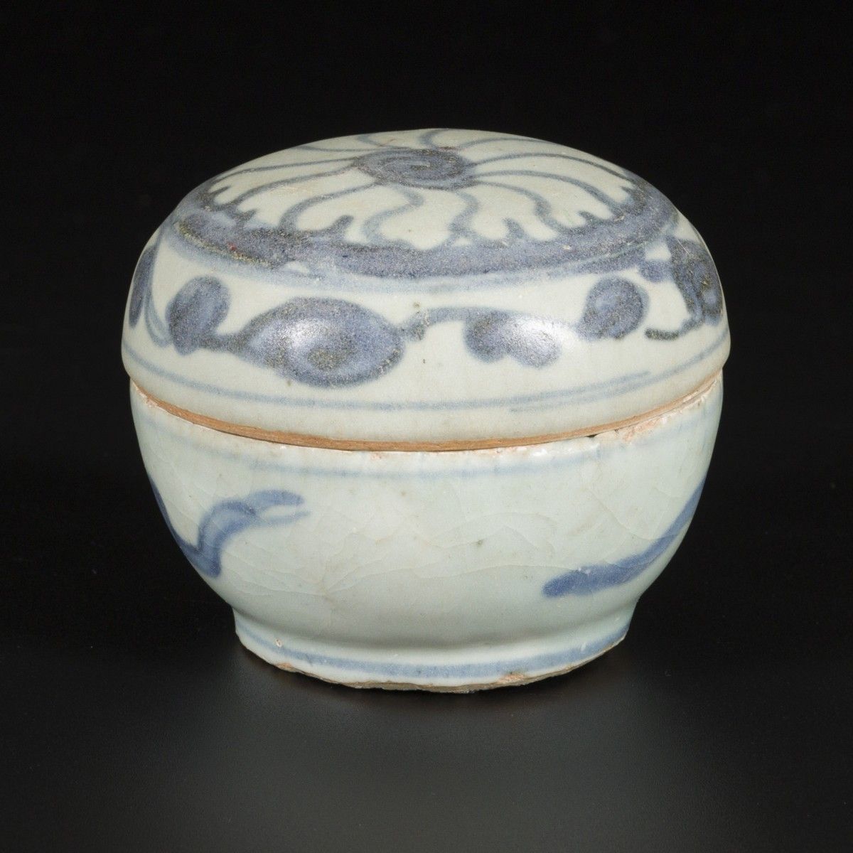 A porcelain lidded box with floral decorations, China, Ming. Dim. 7 x 8 cm. Stim&hellip;