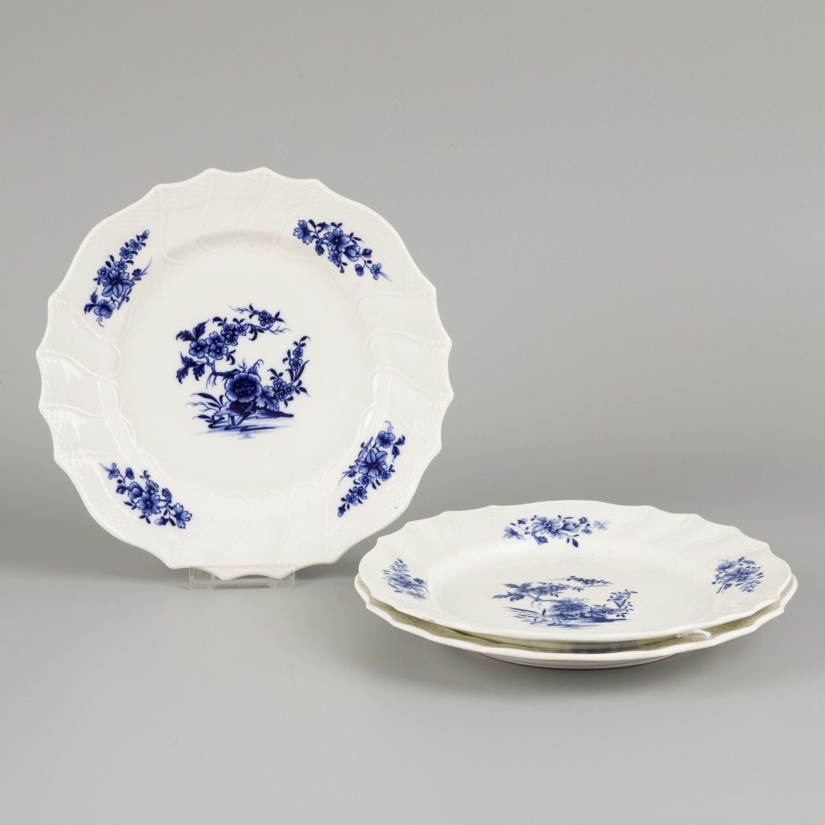 A lot of (3) porcelain plates, Tournai (Tournay), 18th century. Diam. 23,5 cm. É&hellip;
