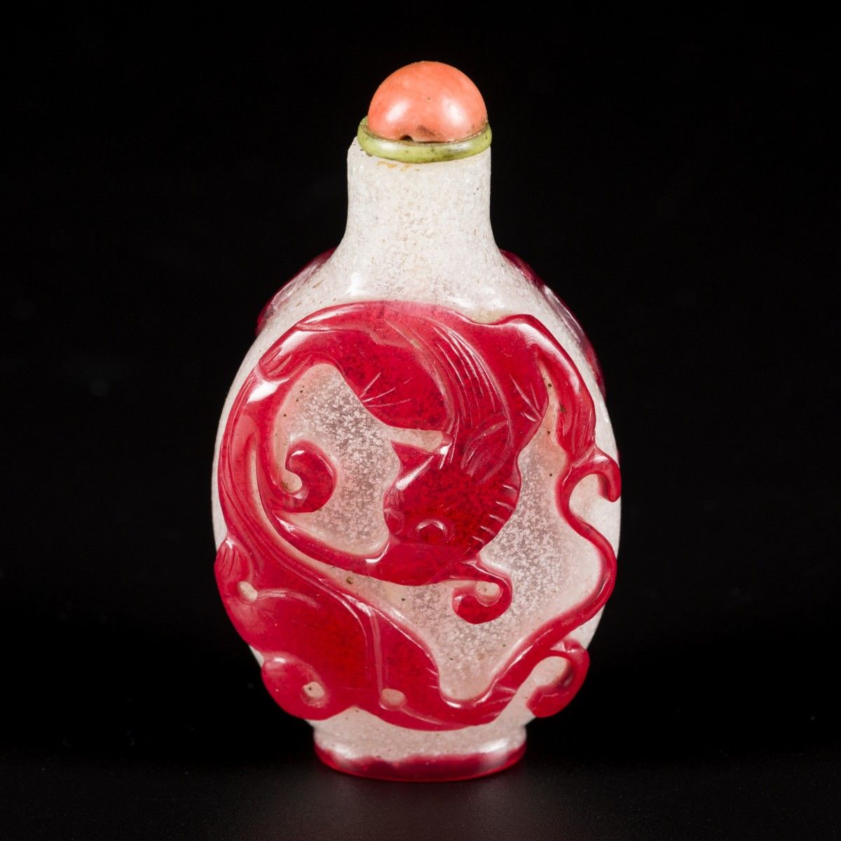 A glass snuff bottle decorated with red dragons, China, 19th century. H. 7 cm. E&hellip;