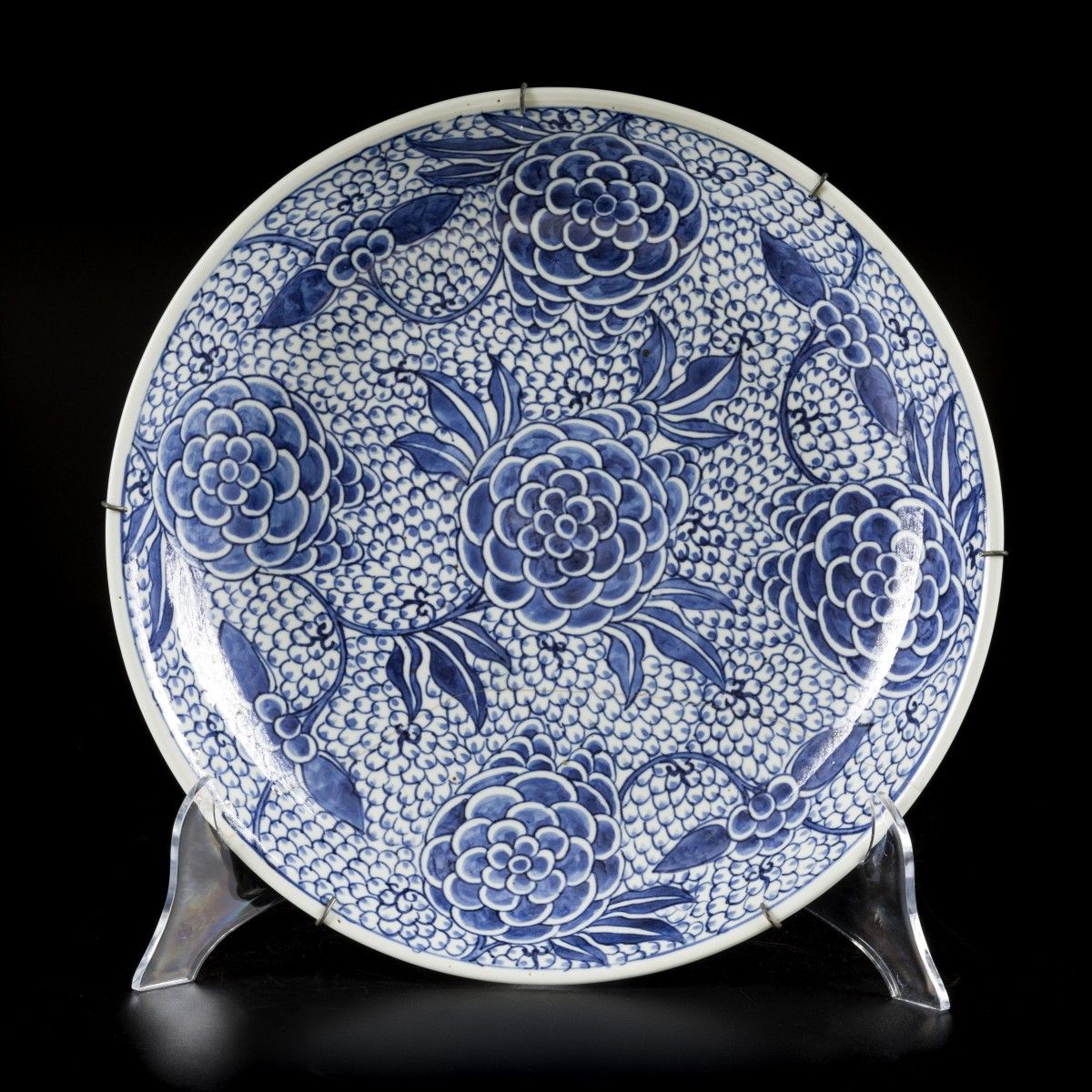 A porcelain charger with floral decoration, China, 19th century. Diam. 35,5 cm. &hellip;
